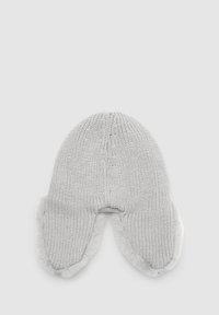 Szara dziana czapka z nausznikami, z miękką podszywką z futerka syntetycznego, o fakturowanym materiale i zaokrąglonym kształcie.