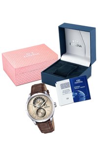 Reloj de pulsera Festina de piel marrón con esfera plateada, cajas de reloj de marca abiertas en azul y rosa, y certificados internacionales de garantía.