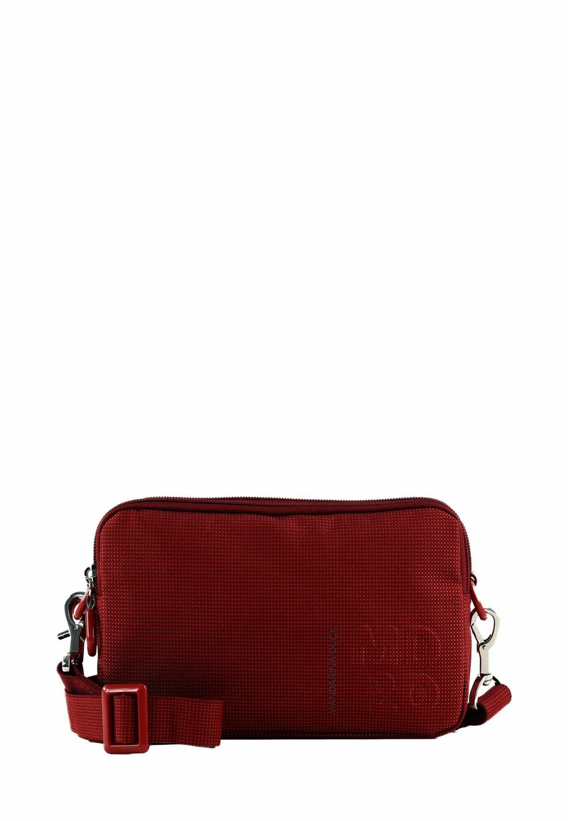 Borsa a tracolla rettangolare rossa realizzata in tessuto strutturato. Presenta una chiusura con cerniera e una tracolla regolabile con fibbia in metallo.