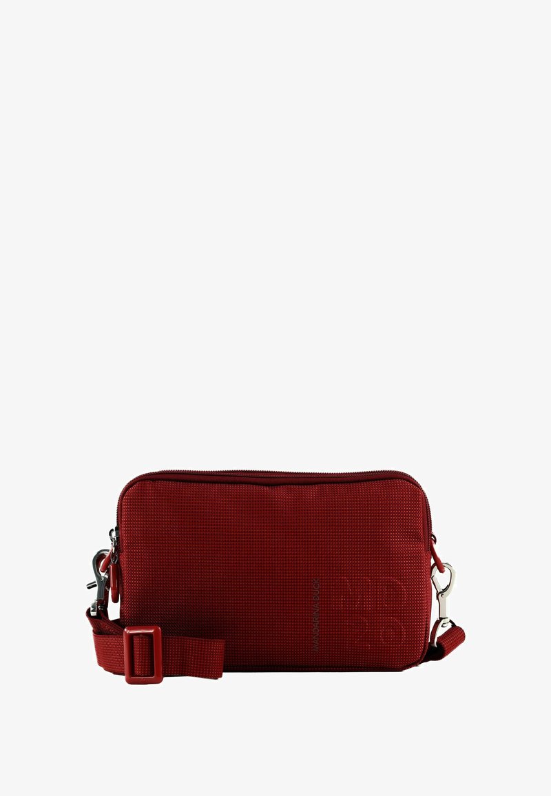 Borsa a tracolla rettangolare rossa realizzata in tessuto strutturato. Presenta una chiusura con cerniera e una tracolla regolabile con fibbia in metallo.