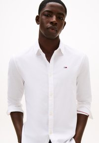 Tommy Jeans SLIM STRETCH OXFORD SHIRT - Camisa - white