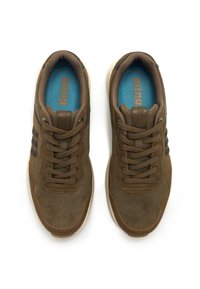 Sneaker marroni con una parte superiore texturizzata, collo imbottito e suola chiara in contrasto. I lacci sono intrecciati, con un dettaglio della soletta turchese.