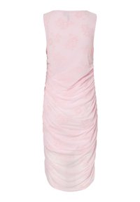 Ružičasta bezrukavna haljina s nabranom teksturom i suptilnim cvjetnim uzorkom, dizajnirana s uskim krojem i midi dužinom.