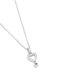 Silbernes Herzanhänger-Halsband mit hohlem Zentrum, das einen hängenden runden Charm mit einem schwarzen Akzent enthält. Die Kette hat ein strukturiertes Glieddesign.