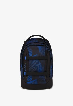 Schwarz-blauer Rucksack mit Muster, mehreren Reißverschlussfächern, Tragegriff und zwei horizontalen Gurten vorne.