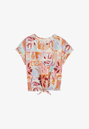 Īsām piedurknēm, daudzkrāsains blūze ar tropisku rakstu. Iezīmēts ar sasietu frontālo detaļu, izgatavots no mīksta auduma, ar rozā un zila akcentiem.