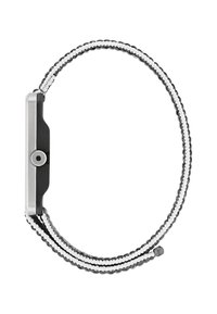 Šoninis vaizdas rodo laikrodį su sidabriniu stačiakampiu korpusu ir juodai-baltu audiniu austu dirželiu su reguliuojamu užsegimu.