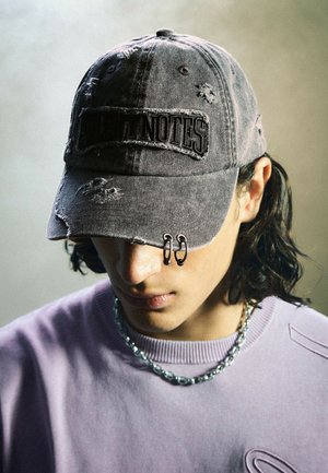 Bershka, FADED WITH PATCH - CAP - Pet - black