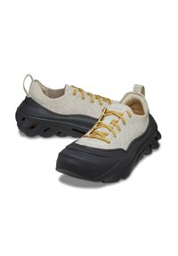 Sneaker con lacci, con un upper in crema testurizzato e suola in gomma nera, dotate di lacci gialli e un tassello sul tallone.