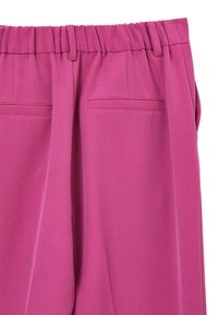 Pantaloni magenta a vita alta con elastico in vita, passanti per cintura e due tasche posteriori a filetto in tessuto liscio.