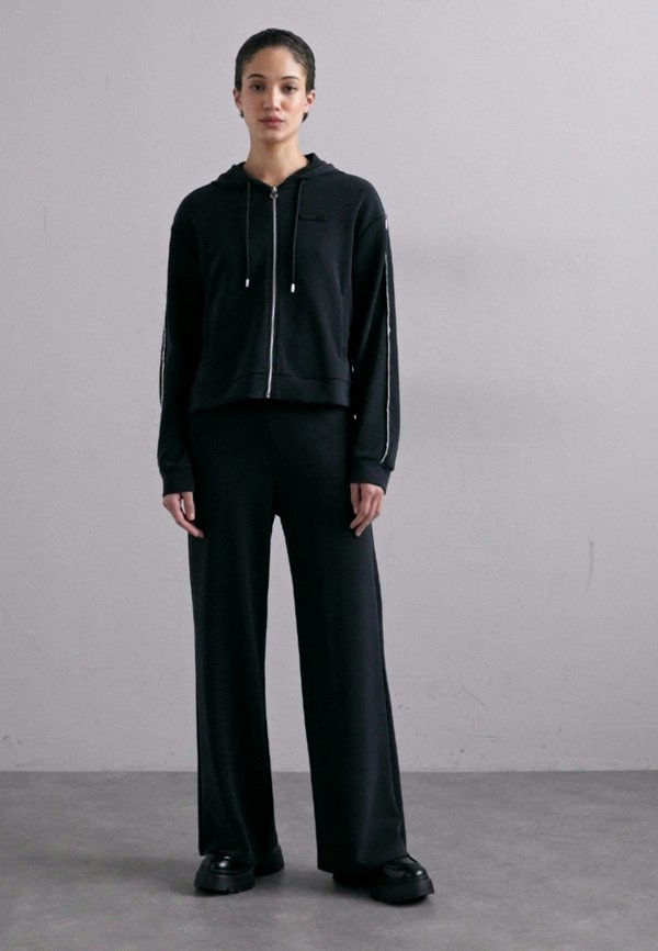 TRACKSUIT - Tracksuit3