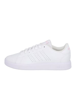 Niski biały sneaker Adidas z perforowanym wzorem trzech pasków, zapinany na sznurówki, z wyściełanym kołnierzem i płaską białą podeszwą.