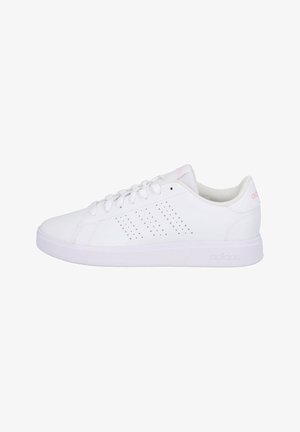 Niski biały sneaker Adidas z perforowanym wzorem trzech pasków, zapinany na sznurówki, z wyściełanym kołnierzem i płaską białą podeszwą.