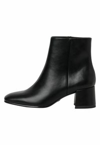 Bottines en cuir noir avec un bout pointu et un talon bloc épais. Texture lisse avec un design minimaliste et sans quincaillerie visible.