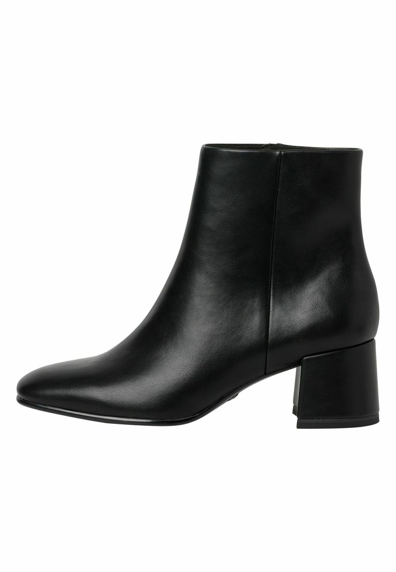 Bottines en cuir noir avec un bout pointu et un talon bloc épais. Texture lisse avec un design minimaliste et sans quincaillerie visible.