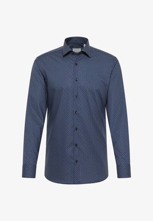Camicia manica lunga blu navy con motivo geometrico bianco e azzurro chiaro. Caratterizzata da colletto a Punta e abbottonatura frontale con bottoni scuri.