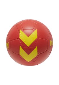 Roter Fußball mit strukturiertem Oberflächen, sechseckigen Paneelen und gelben Chevron-Akzenten. Hat ein Branding auf einer Seite.