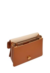 Tan leren handtas met een gestructureerd ontwerp, gouden hardware, een ritscompartiment en een contrasterende beige binnenvoering.