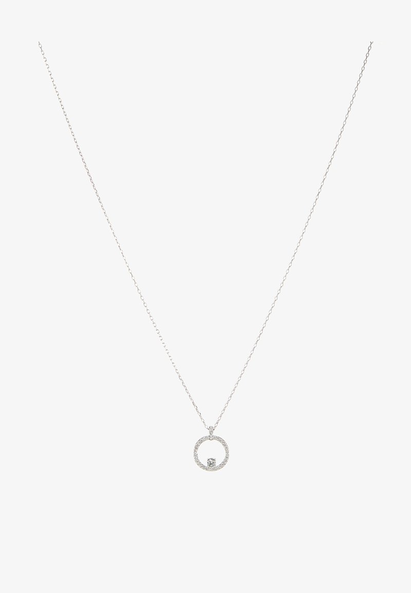 Colar de prata com um pendente circular adornado com pequenas pedras, com uma pedra maior em destaque dentro do círculo. Design de corrente fina.