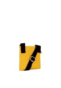 Gul tyg crossbody-väska med svart rem och silverdetaljer. Kompakt rektangulär form, texturerad yta och justerbar axelrem.