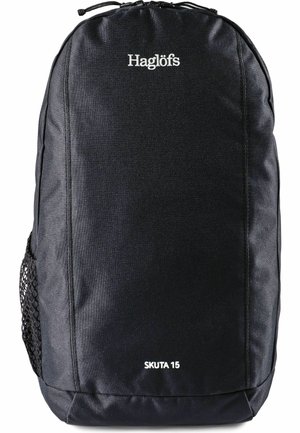 Sac à dos noir Haglöfs Skuta 15 avec une poche latérale en mesh et une fermeture éclair, conçu pour une utilisation en plein air ou quotidienne.