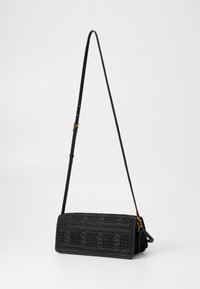 Borsa a tracolla nera con una parte frontale intrecciata e testurizzata, forma rettangolare, tracolla staccabile e finiture in tono oro.