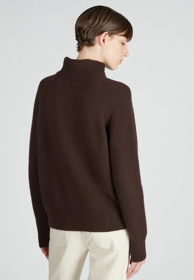 Maglione marrone a maglia con colletto alto, orlo a coste e maniche con risvolto, visto da dietro. Tessuto morbido, vestibilità oversize.