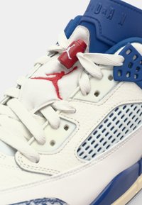Jordan JORDAN SPIZIKE - Baskets basses - sail/stormblue/varsity red/muslin/neutral grey