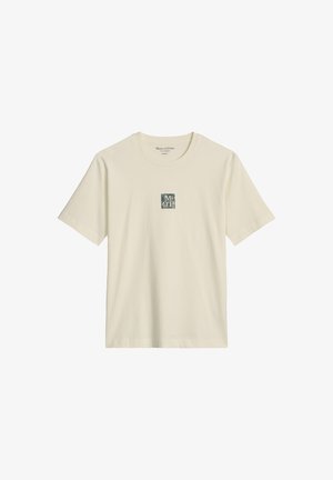 T-shirt beige à manches courtes avec col rond et petit logo carré centré affichant les lettres "M O P".