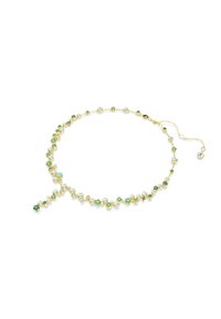 Gouden ketting met afwisselend groene en heldere edelstenen, met een kettingontwerp en een verstelbare sluiting voor lengtelijke variatie.