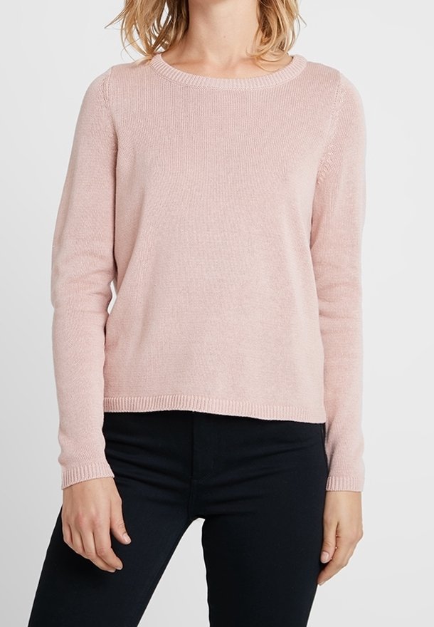Maglione lavorato a maglia di un rosa chiaro, con scollatura tonda, maniche lunghe e polsini a costine; presenta una texture sottile e una vestibilità morbida.