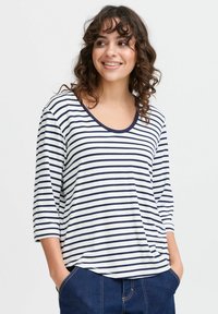 Gestreepte langemouwen top in wit en marineblauw, met een ronde hals en een ontspannen pasvorm. Gemaakt van zachte stof met een subtiele drape.