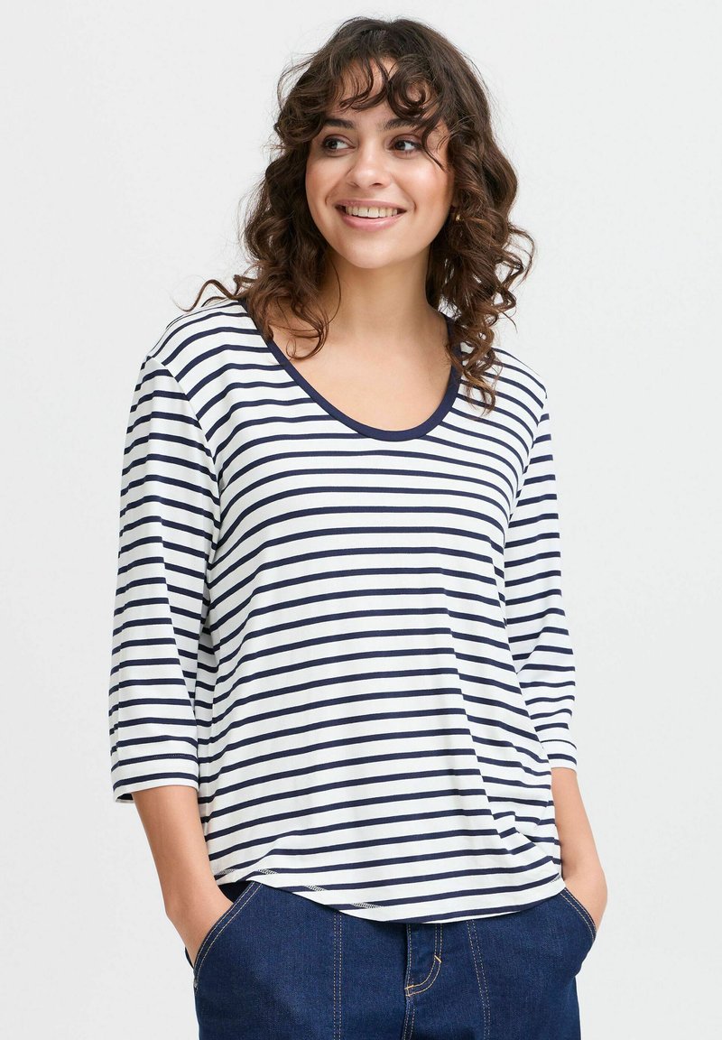 Gestreepte langemouwen top in wit en marineblauw, met een ronde hals en een ontspannen pasvorm. Gemaakt van zachte stof met een subtiele drape.