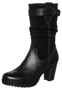 Stivaletto nero con tacco, realizzato in un mix di pelle liscia e morbida suède, design morbido, accentuato da una striscia superiore e suola testurizzata.