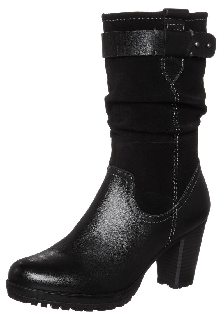 Stivaletto nero con tacco, realizzato in un mix di pelle liscia e morbida suède, design morbido, accentuato da una striscia superiore e suola testurizzata.