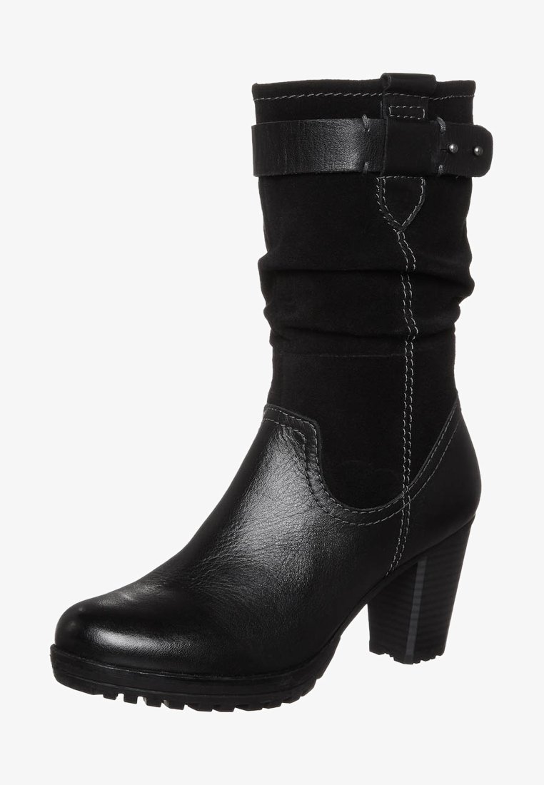 Stivaletto nero con tacco, realizzato in un mix di pelle liscia e morbida suède, design morbido, accentuato da una striscia superiore e suola testurizzata.