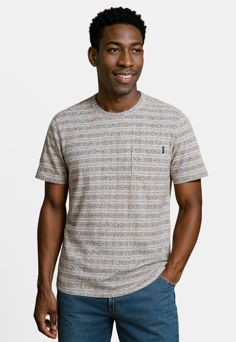 Korte mouwen, lichtgekleurde shirt met een patroon dat oranje accenten bevat, ronde halslijn en een klein borstzakje.