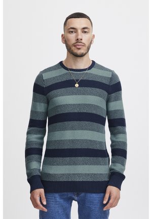 Gestreepte trui met groene en marineblauwe horizontale strepen, gebreide textuur, ronde halslijn en geribde manchetten en zoom. Casual fit met gedetailleerd patroon.