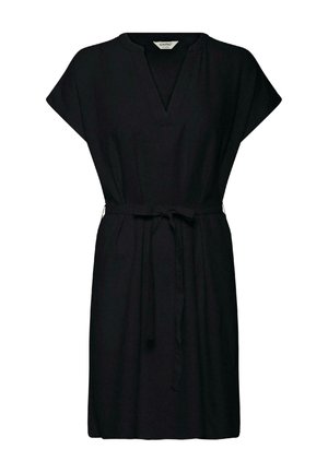 Robe noire jusqu'aux genoux avec manches courtes, col en V, et ceinture à nouer à la taille.