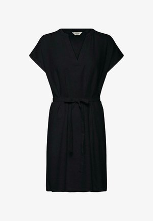 Robe noire jusqu'aux genoux avec manches courtes, col en V, et ceinture à nouer à la taille.