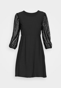 Vestido negro con mangas cortas; tejido liso en el cuerpo y mangas de encaje semitransparente y con estampado. Cuello redondo y cintura ajustada.