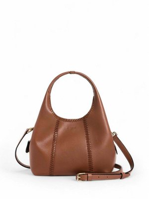 Sac à main en cuir marron de forme arrondie, avec des détails cousus, une anse découpée et une bandoulière amovible.
