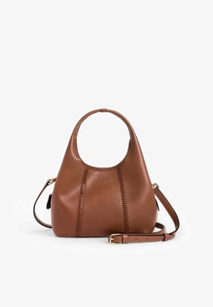 Borsa a mano in pelle marrone dalla forma arrotondata, con dettagli cuciti, manico ritagliato e tracolla removibile.