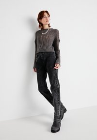 Noisy May NMMARY ONECK - Strikkegenser - charcoal gray