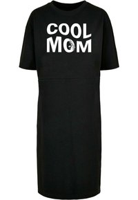 Černé bavlněné šaty ve stylu trička s krátkými rukávy a rovnými linemi. Obsahují bílý nápis "COOL MOM" a malou grafiku vlevo.