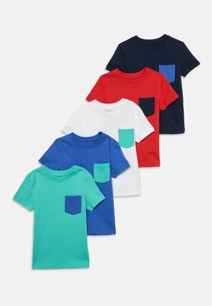 Cinq t-shirts à manches courtes et col rond en marine, rouge, blanc, bleu et turquoise, chacun avec une poche de couleur contrastante sur la poitrine gauche.