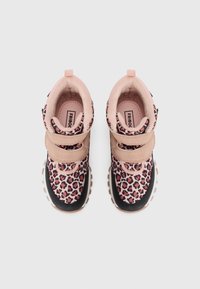 Leoprint-Ankle Boots mit pinken Kunstlederriemen, schwarzen Zehenkappen und strukturierten Gummisohlen. Das Obermaterial hat eine gepolsterte pinke Innenausstattung.