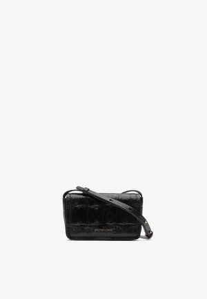 Borsa a tracolla nera in pelle con motivo croccodile testurizzato, forma rettangolare, tracolla regolabile e dettaglio logo in tonalità oro.