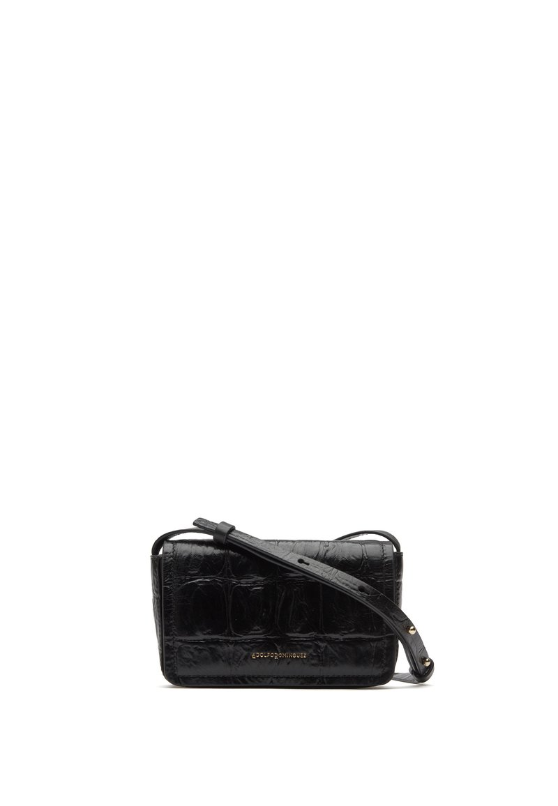 Borsa a tracolla nera in pelle con motivo croccodile testurizzato, forma rettangolare, tracolla regolabile e dettaglio logo in tonalità oro.