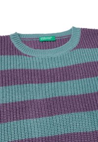 Sweter o splocie waflowym w poziome paski w kolorach niebieskim i fioletowym. Okrągły dekolt, fakturowana tkanina i zielona metka od United Colors of Benetton.